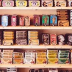 Des étagères de boites de conserve