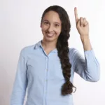 Une personne levant la main