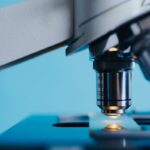 Un microscope