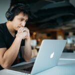 Une personne suivant une formation en ligne devant son ordinateur