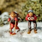 Deux personnages en train de skier