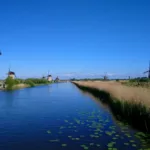 Un canal bordé de moulins à vent
