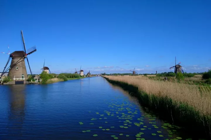 Un canal bordé de moulins à vent