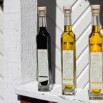 Trois bouteilles d'assaisonnement