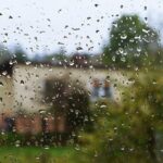 Une vitre constellée de gouttes de pluie