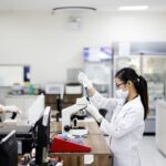 Deux personnes en blouse blanche dans un laboratoire d'analyse