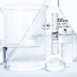 Bocal, éprouvette et une bouteille de laboratoire