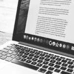 Un ordinateur portable affichant du texte en anglais