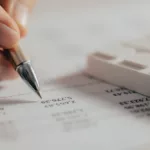 Devis de traduction avec chiffres détaillés, stylo et calculatrice